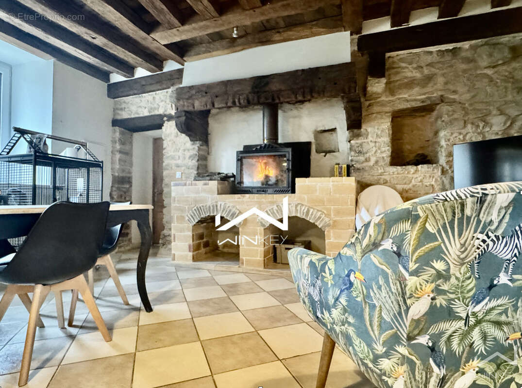 Maison à COMBOURTILLE