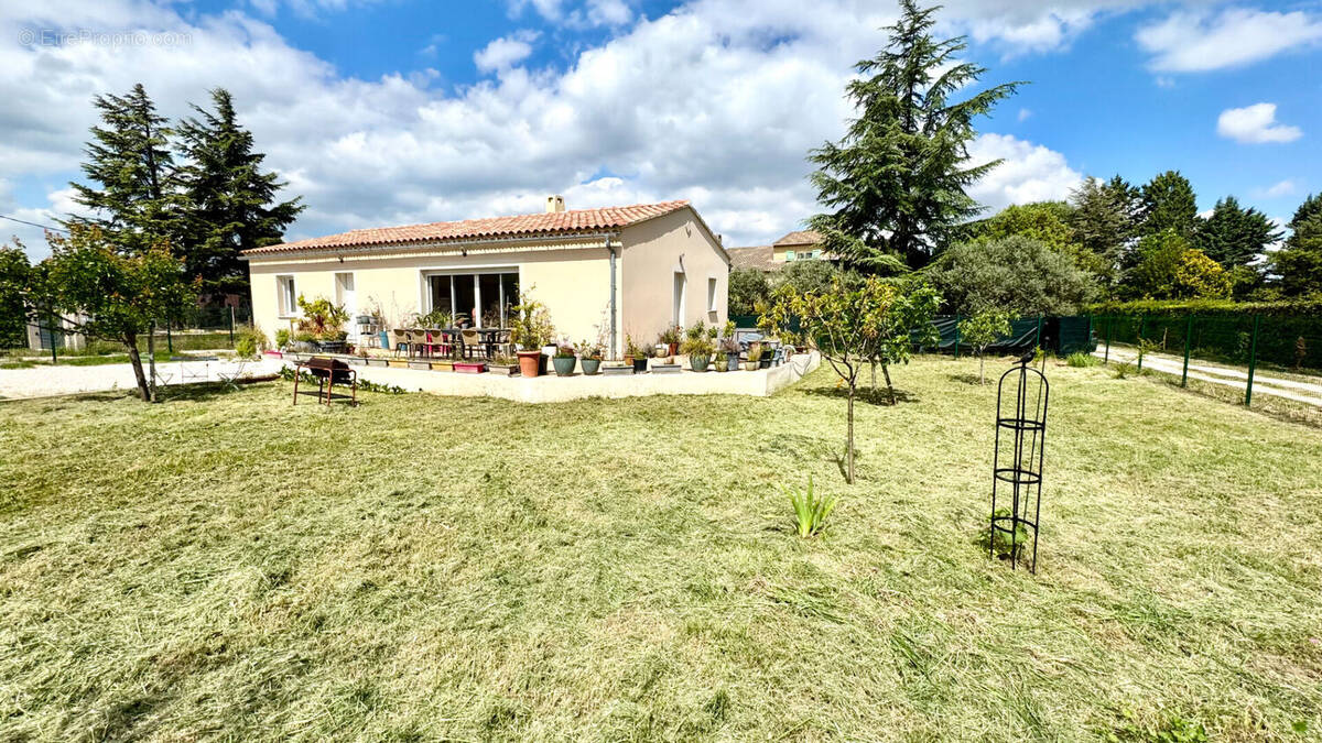 Maison à ENTRAIGUES-SUR-LA-SORGUE