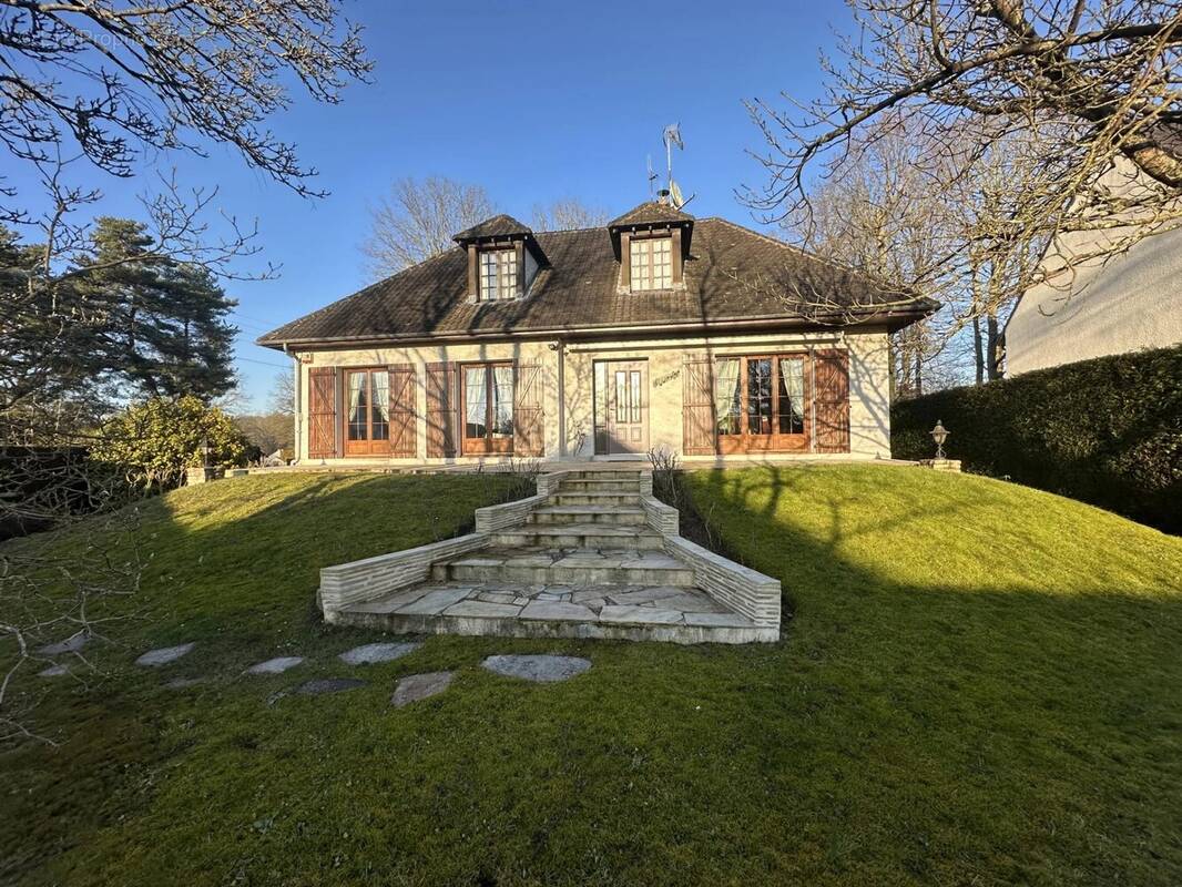 Maison à LE MESNIL-SAINT-DENIS