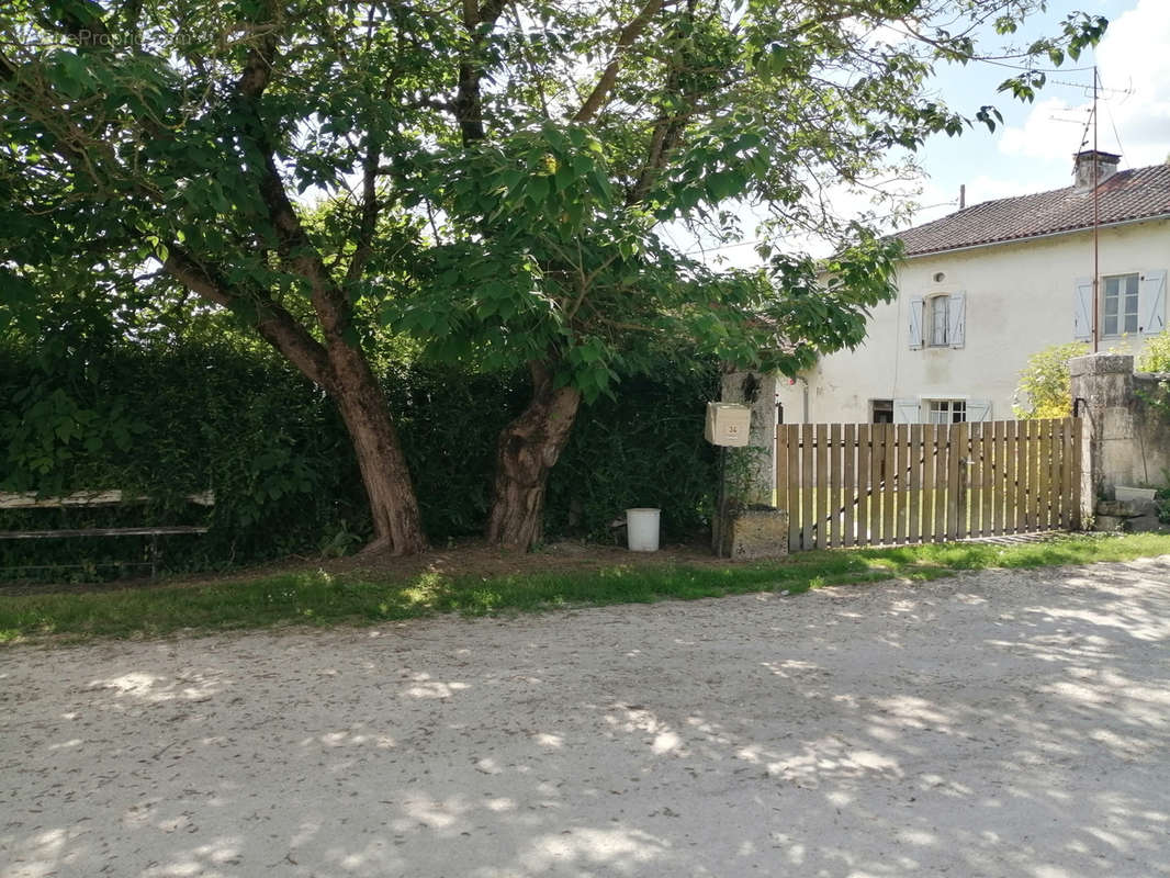 Maison à LUSIGNAC