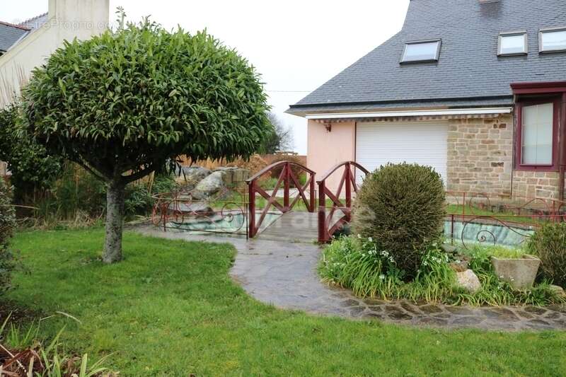 Maison à KERLAZ