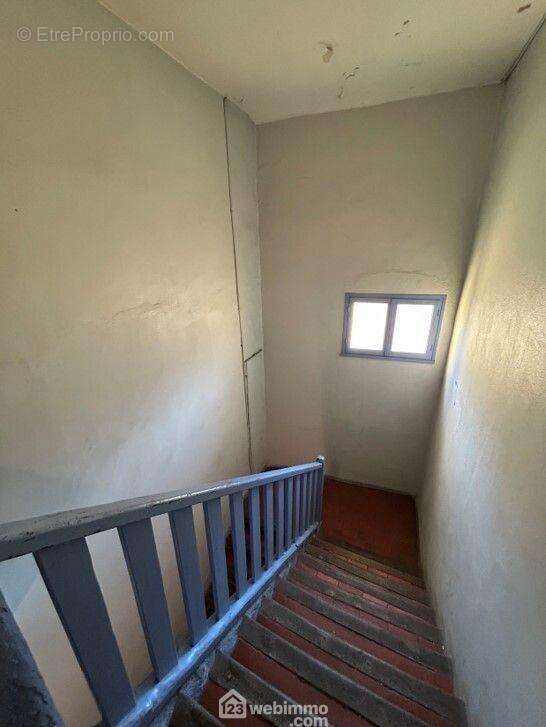 Escalier des parties communes donnant accès à l&#039;appartement : vue du haut de l&#039;escalier - Appartement à SETE