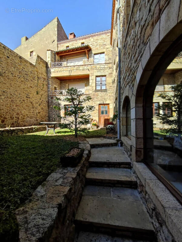 Maison à MONTPEYROUX