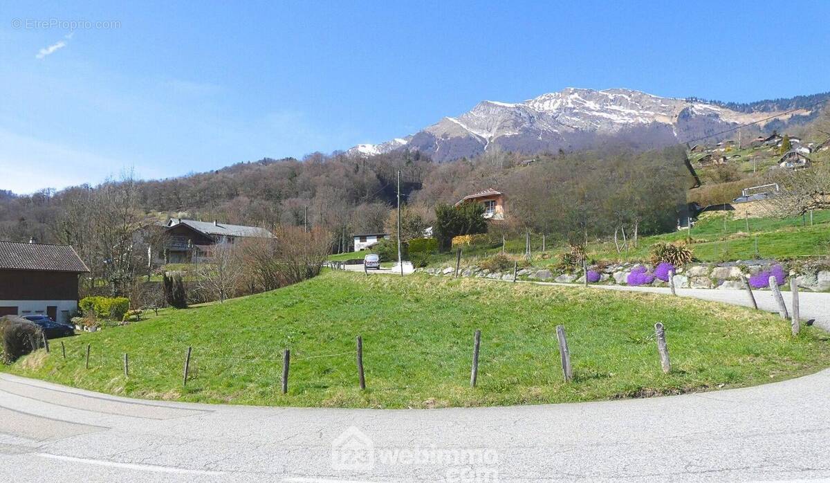 Parcelle de terrain constructible de 522 m² - Terrain à MARTHOD