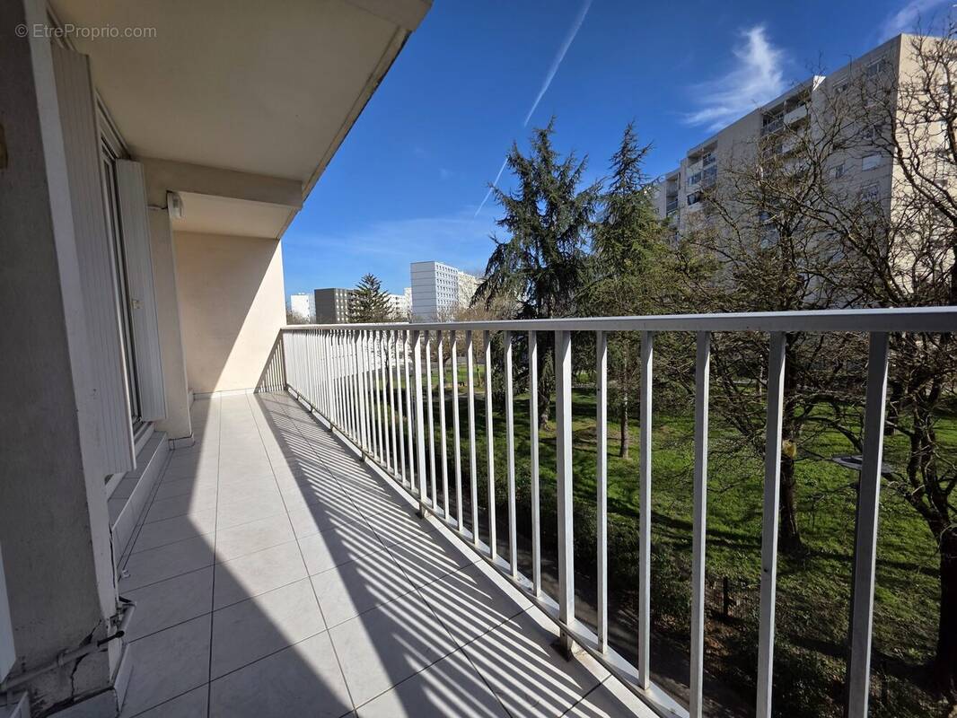 Vue balcon - Appartement à VAULX-EN-VELIN