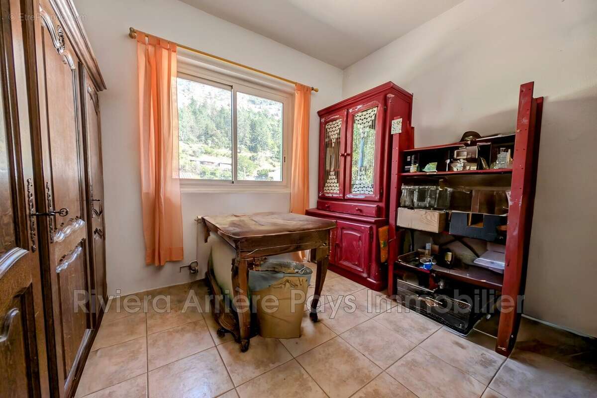 Appartement à PUGET-THENIERS