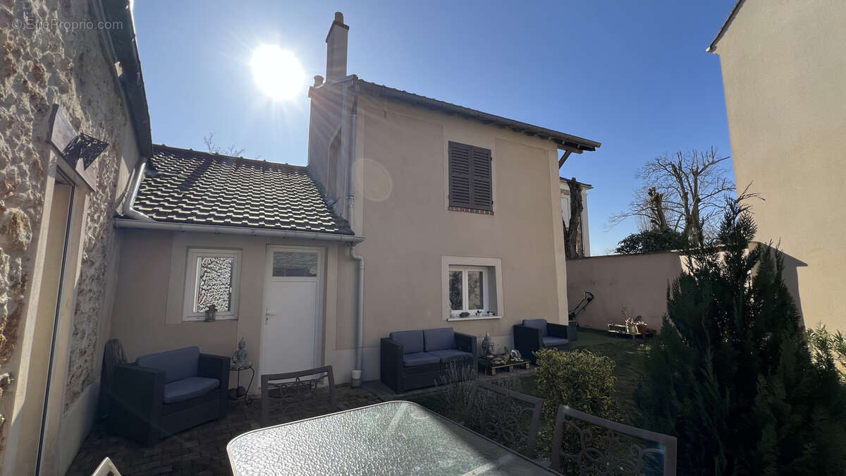 Maison à NEAUPHLE-LE-CHATEAU