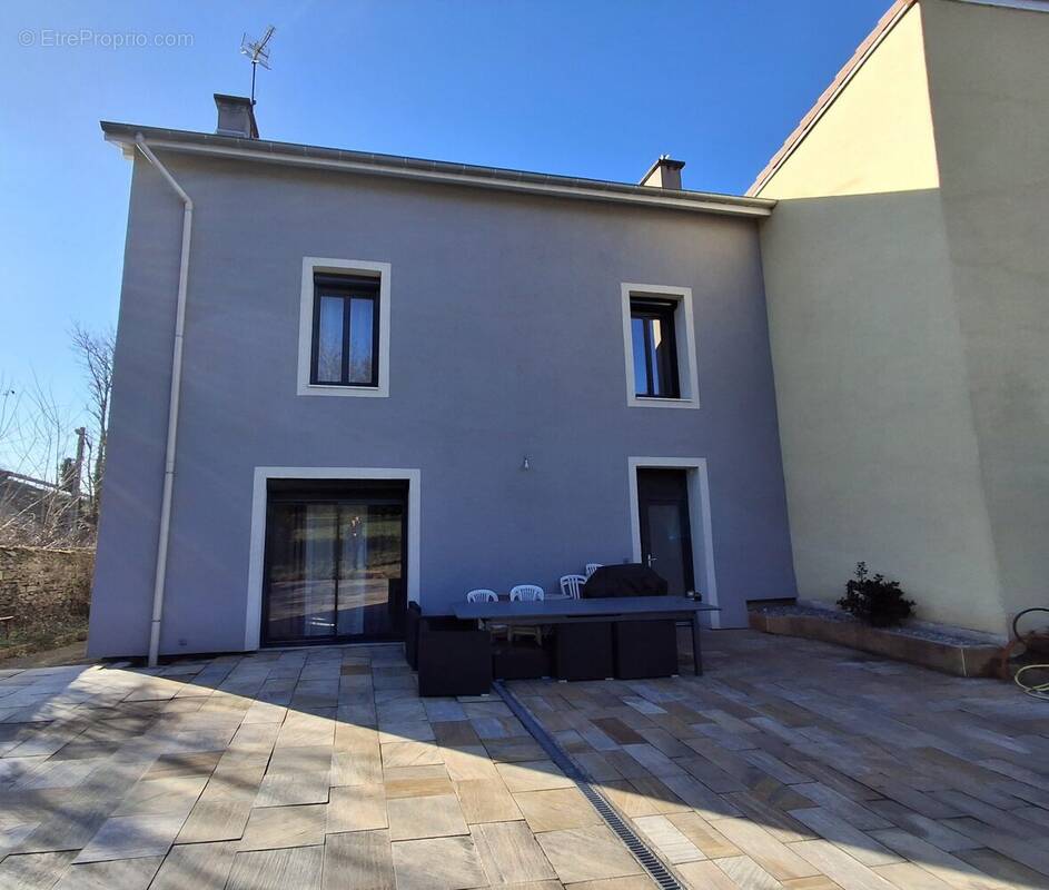 Maison à LE CHAMBON-FEUGEROLLES
