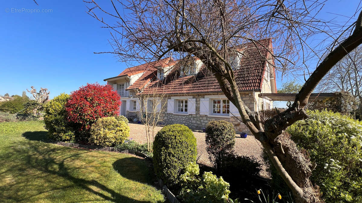 Maison à NEAUPHLE-LE-CHATEAU