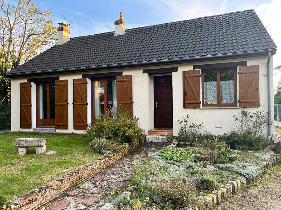 Maison à SAINT-DENIS-DE-L&#039;HOTEL