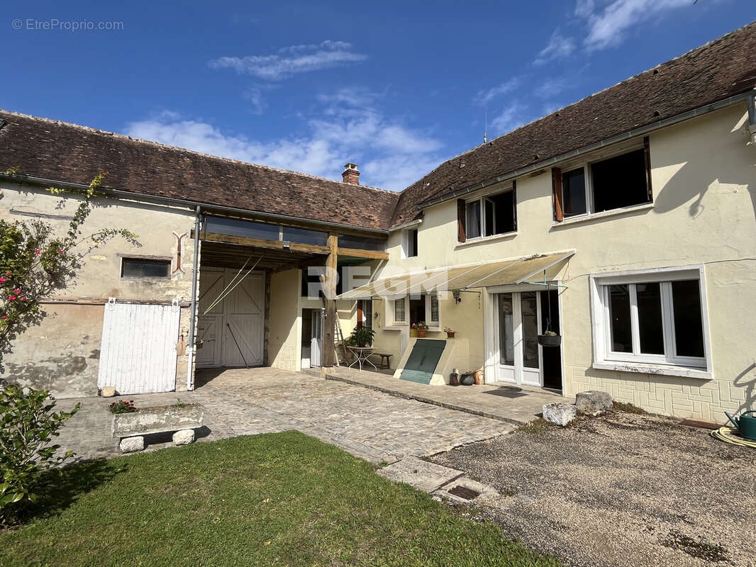 Maison à LA CHAPELLE-LA-REINE