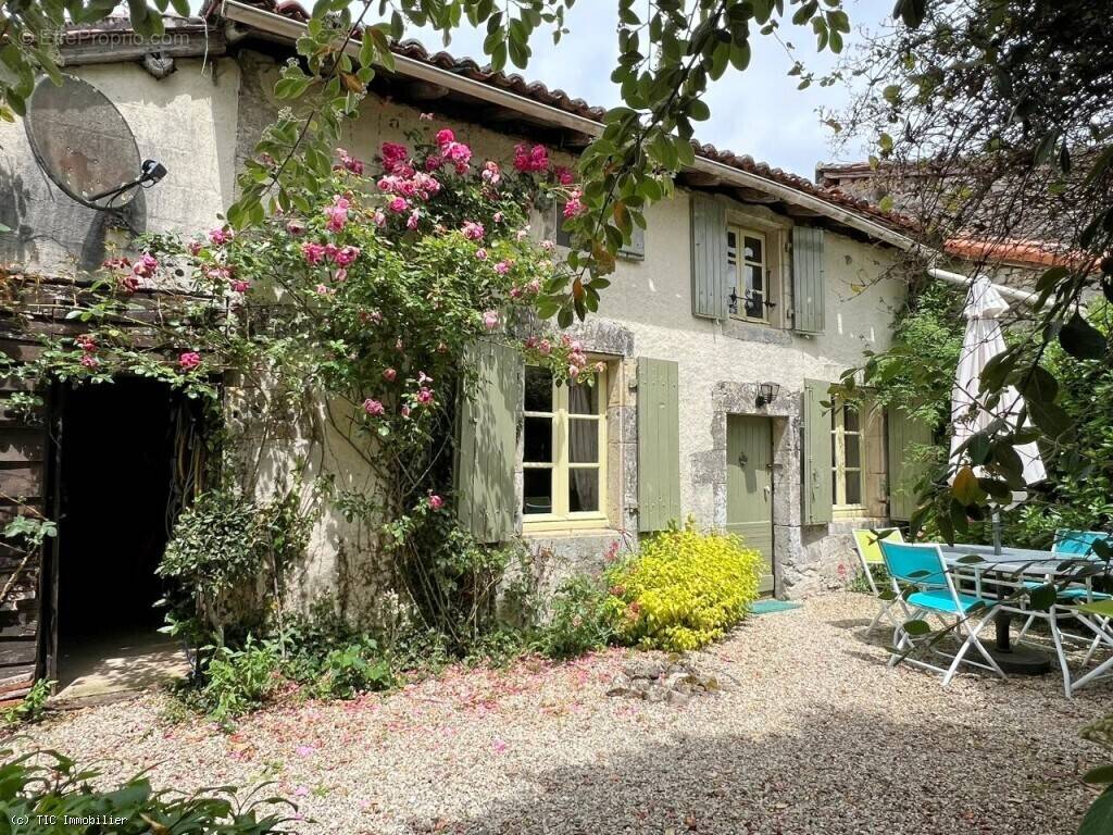Maison à CHAMPAGNE-MOUTON
