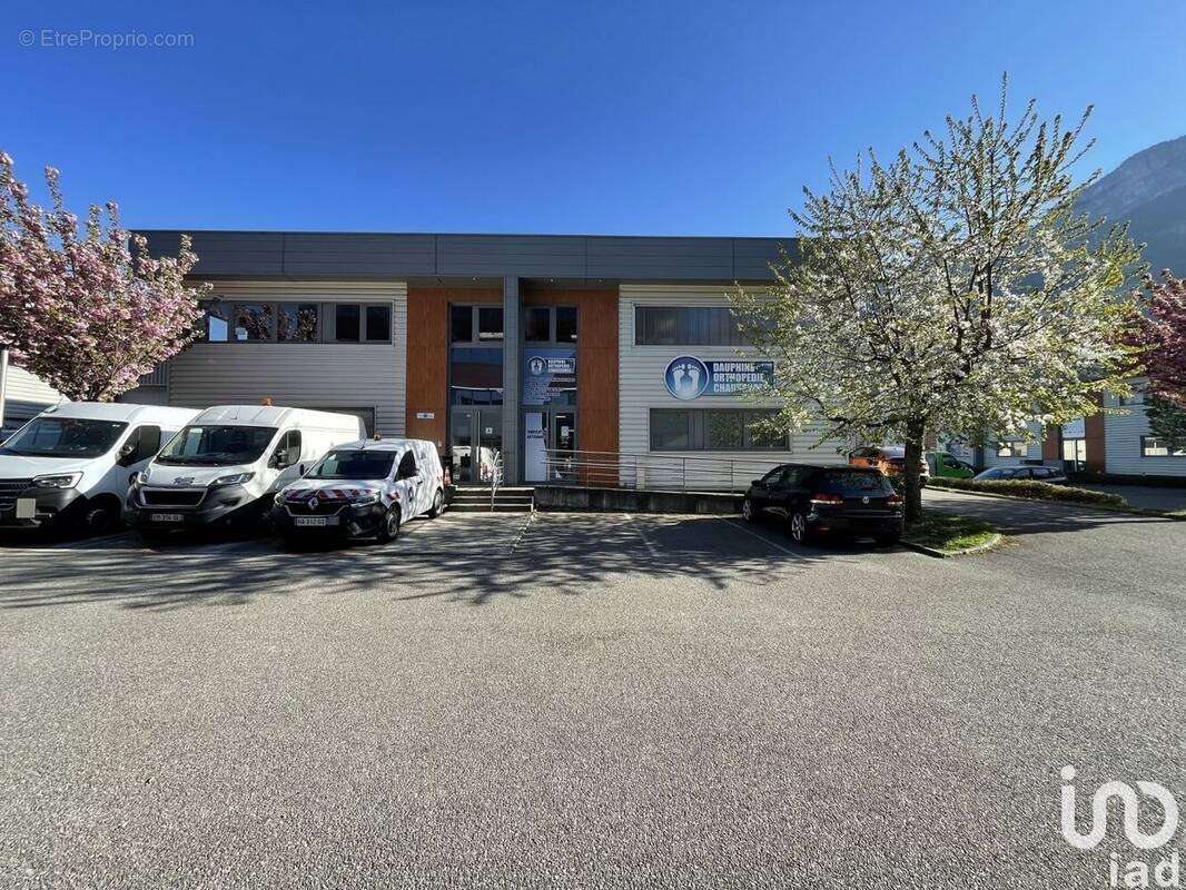 Photo 1 - Commerce à VEUREY-VOROIZE