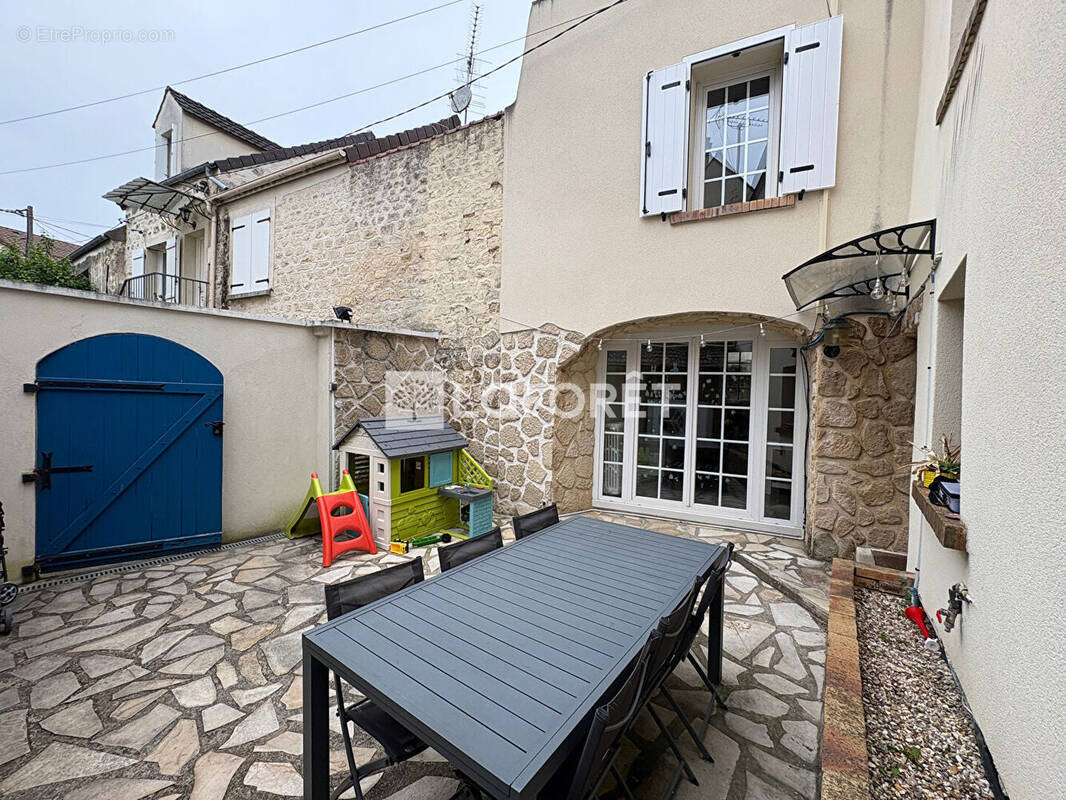 Maison à JUZIERS
