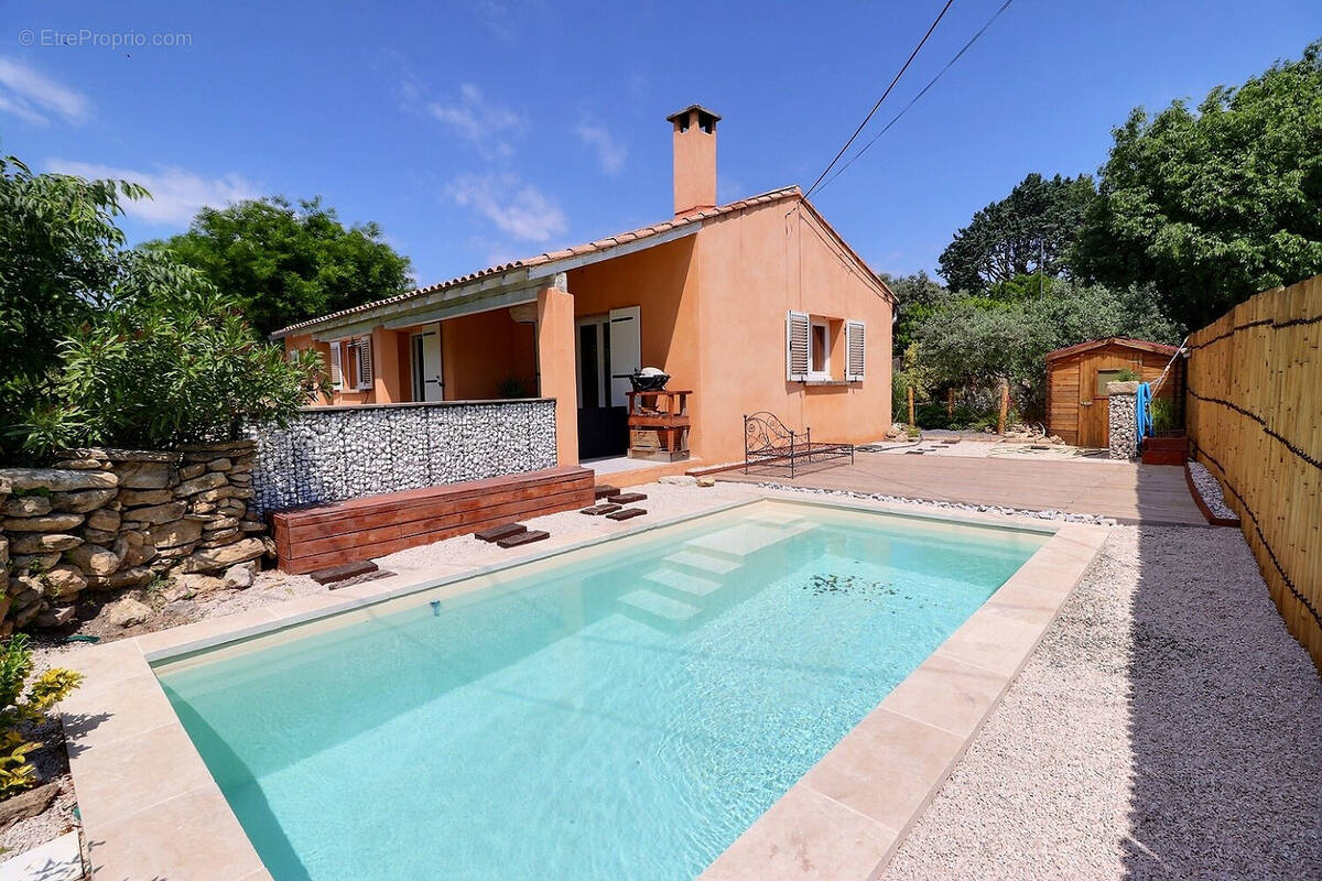 Maison à ENTRAIGUES-SUR-LA-SORGUE