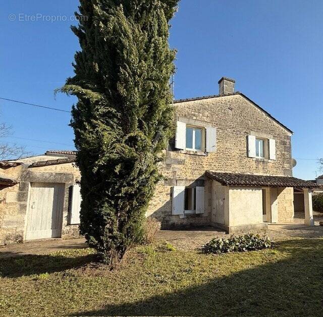 Maison à HIERSAC
