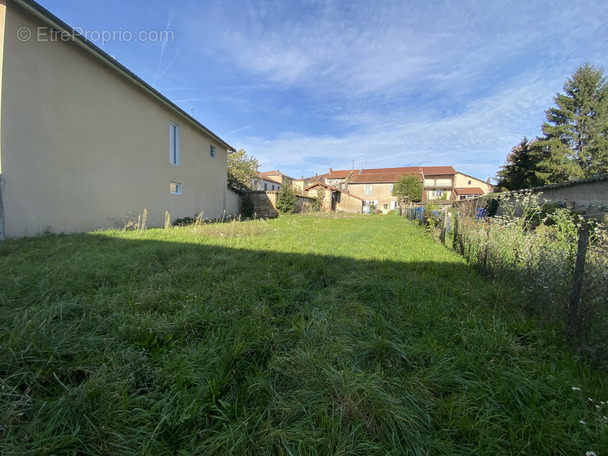 Terrain à BAGE-LE-CHATEL
