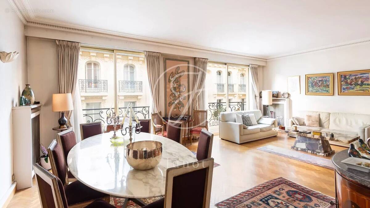 Appartement à PARIS-16E