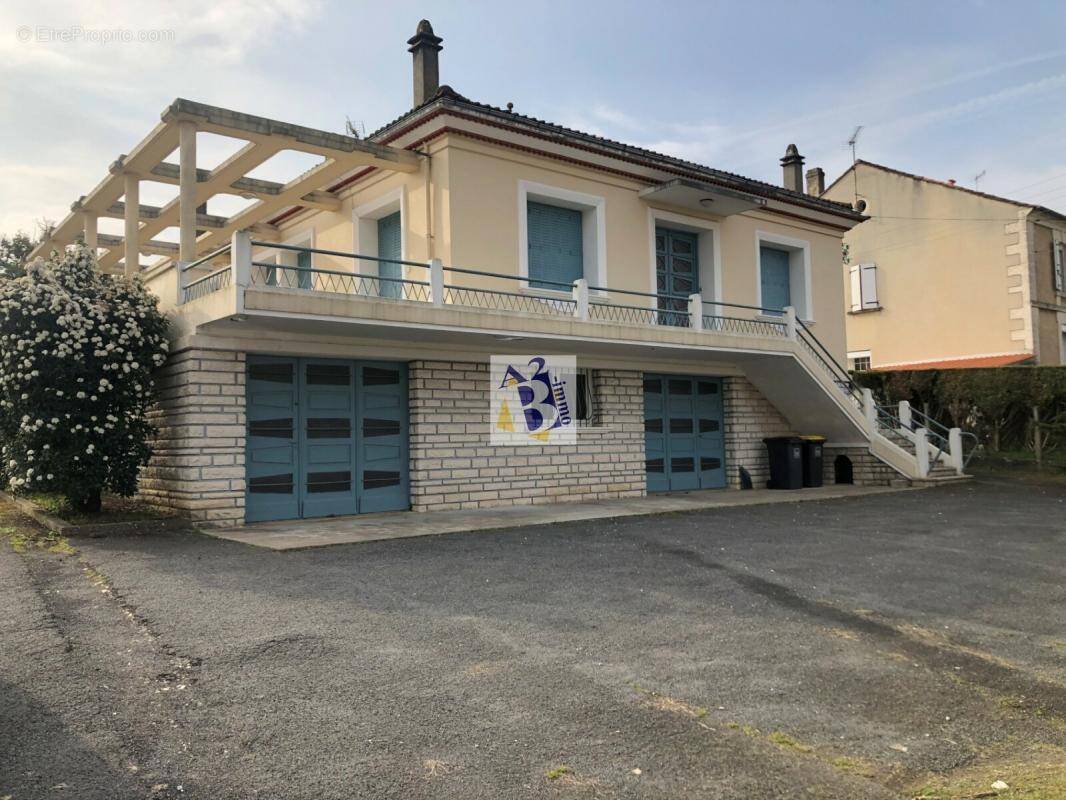 Appartement à MAGNAC-SUR-TOUVRE