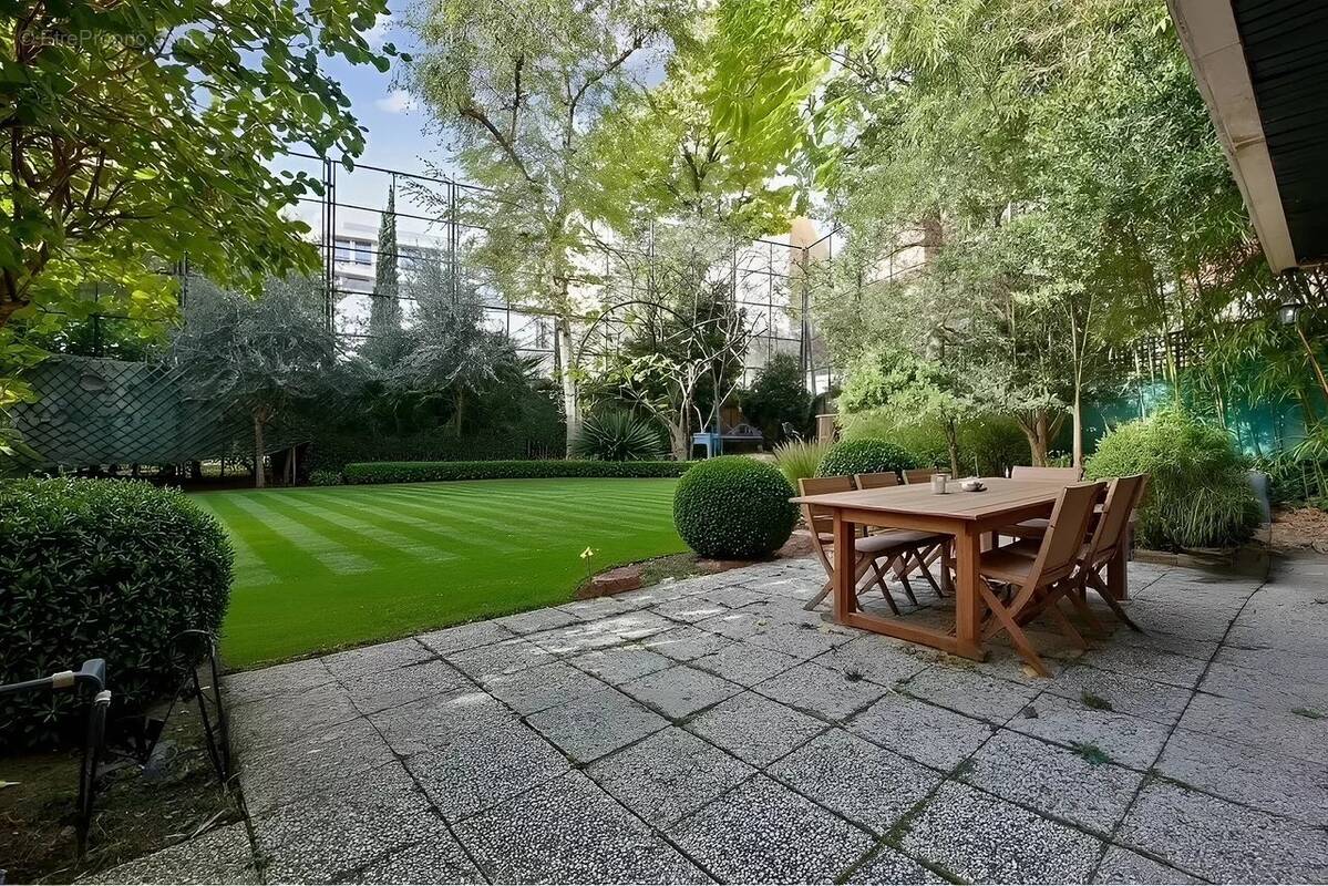 Appartement à NEUILLY-SUR-SEINE