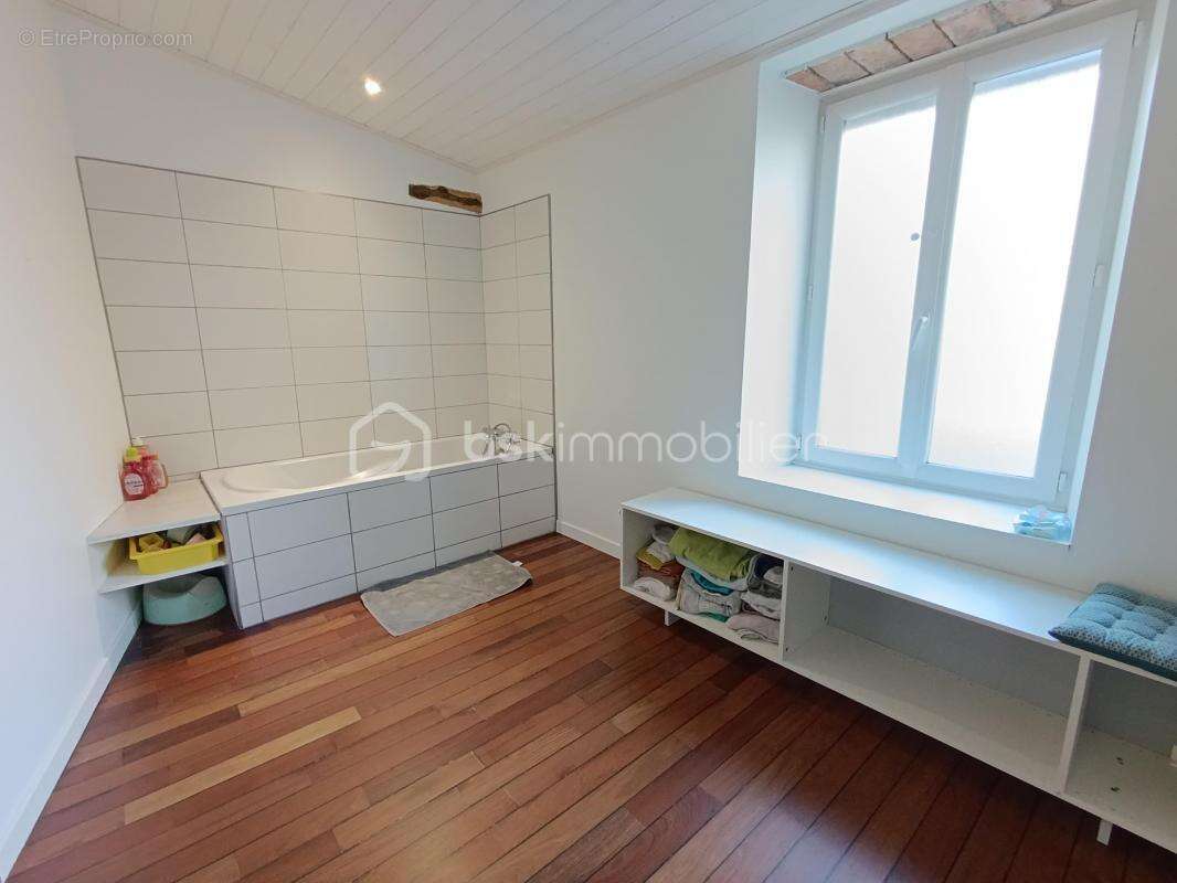 Maison à CHARNECLES