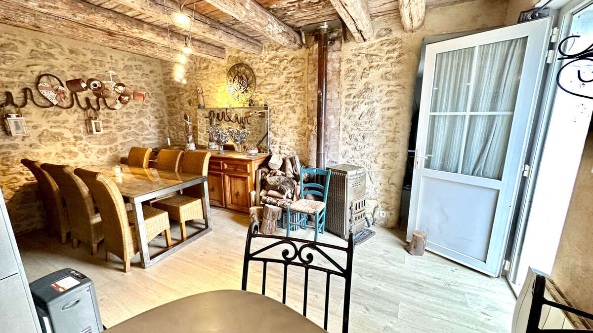 Appartement à ENTRAIGUES-SUR-LA-SORGUE