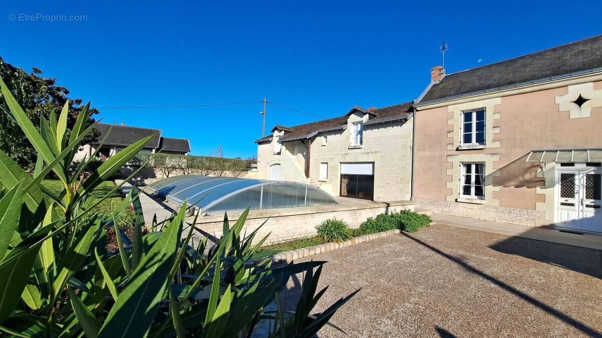Façade côté piscine - Maison à LOUDUN