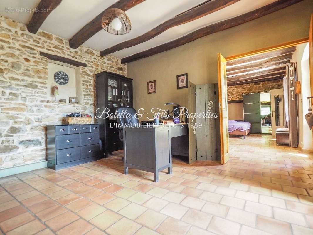 Maison à LAUDUN-L&#039;ARDOISE