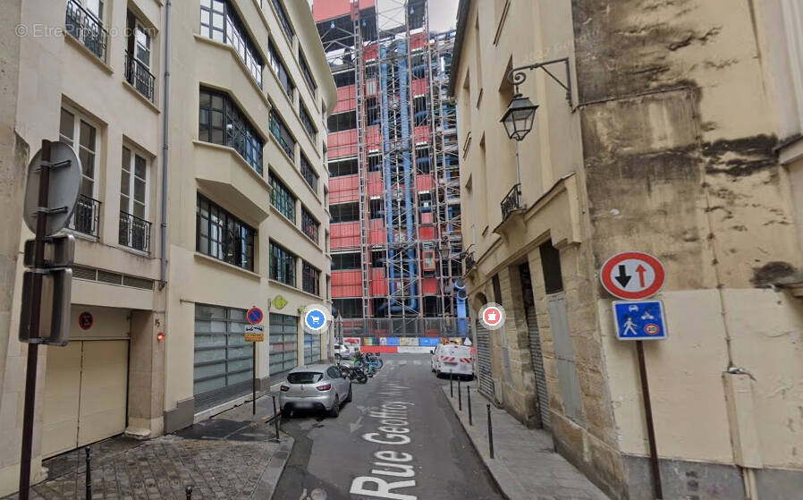 Parking à PARIS-4E