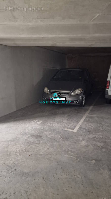 Parking à SAINT-LAURENT-DU-VAR