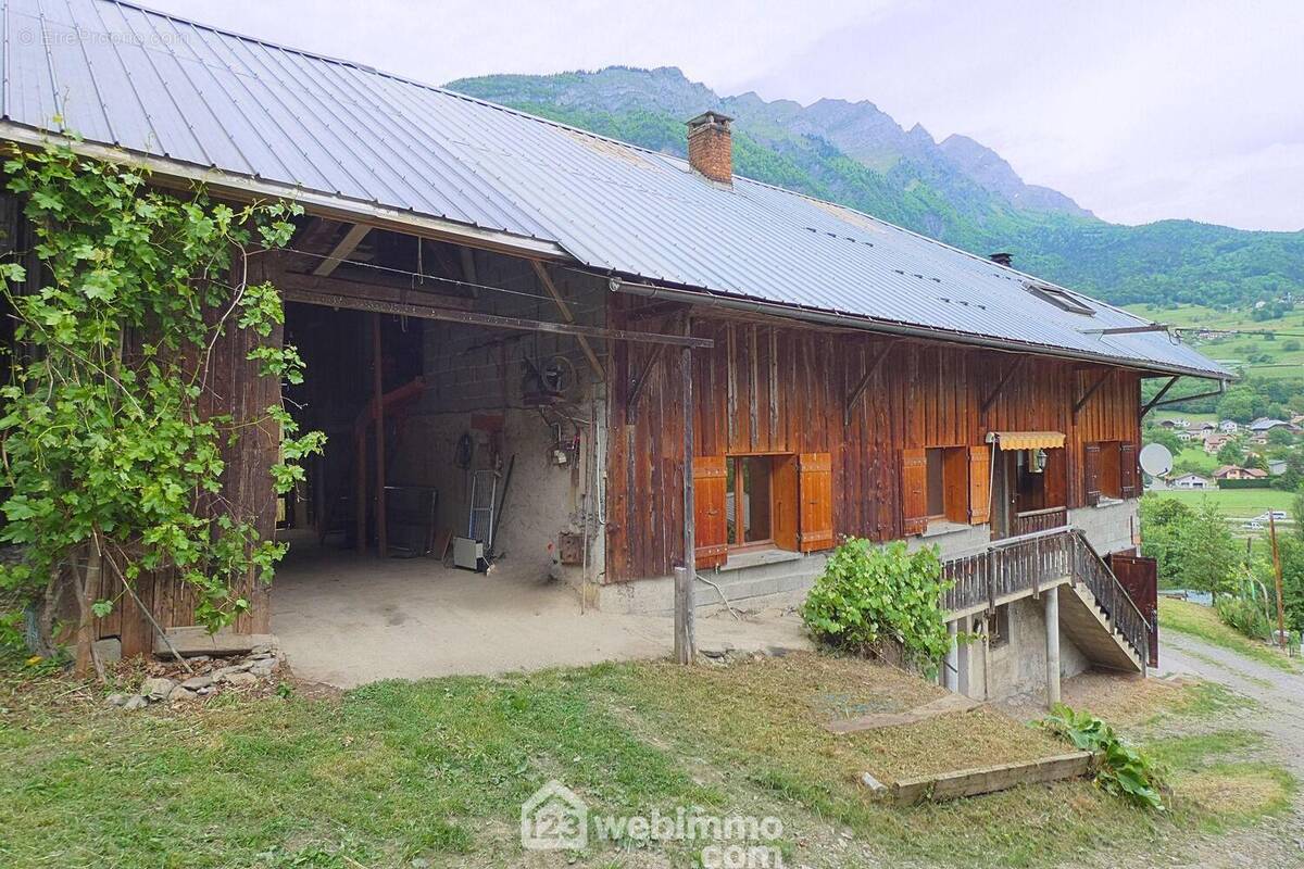 Le bien profite d&#039;un sous-sol avec une ancienne écurie, 2 caves voutées, une buanderie et un garage. Dans le prolongement de la maison, un hangar d? environ 50 m². - Maison à UGINE