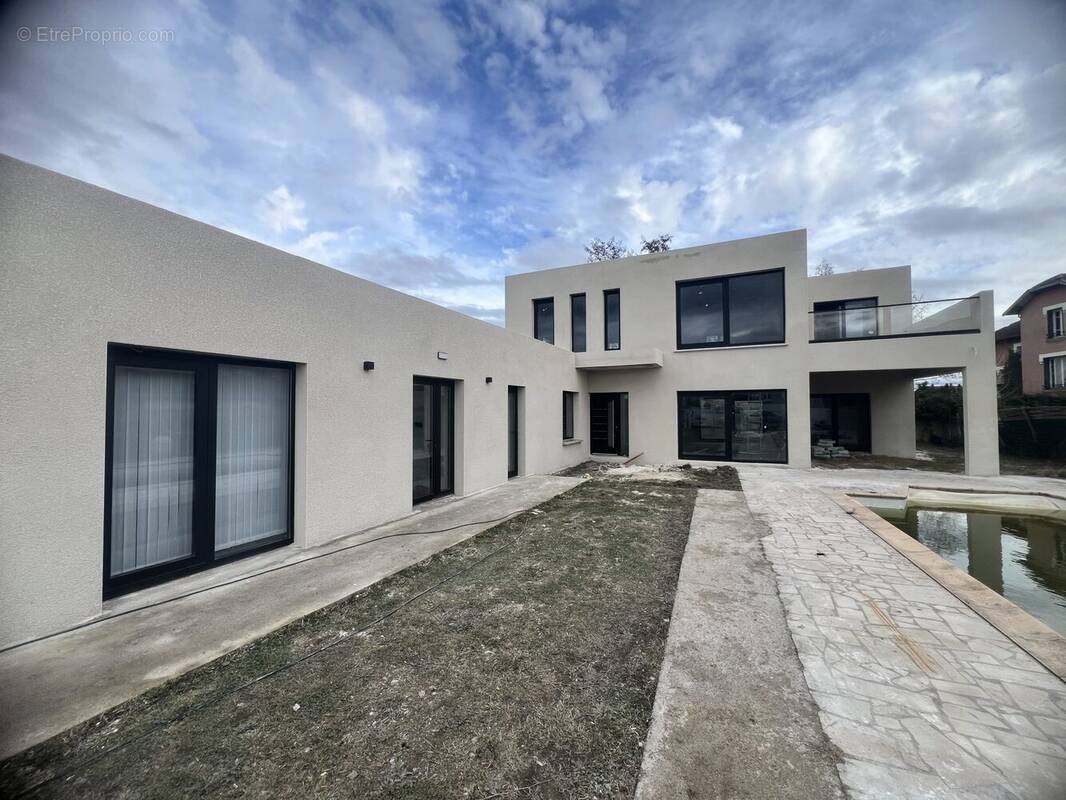 Maison à SURY-LE-COMTAL