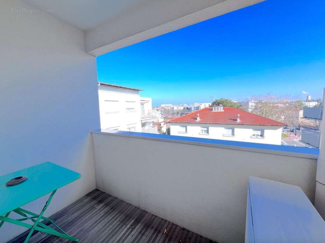   - Appartement à DECINES-CHARPIEU
