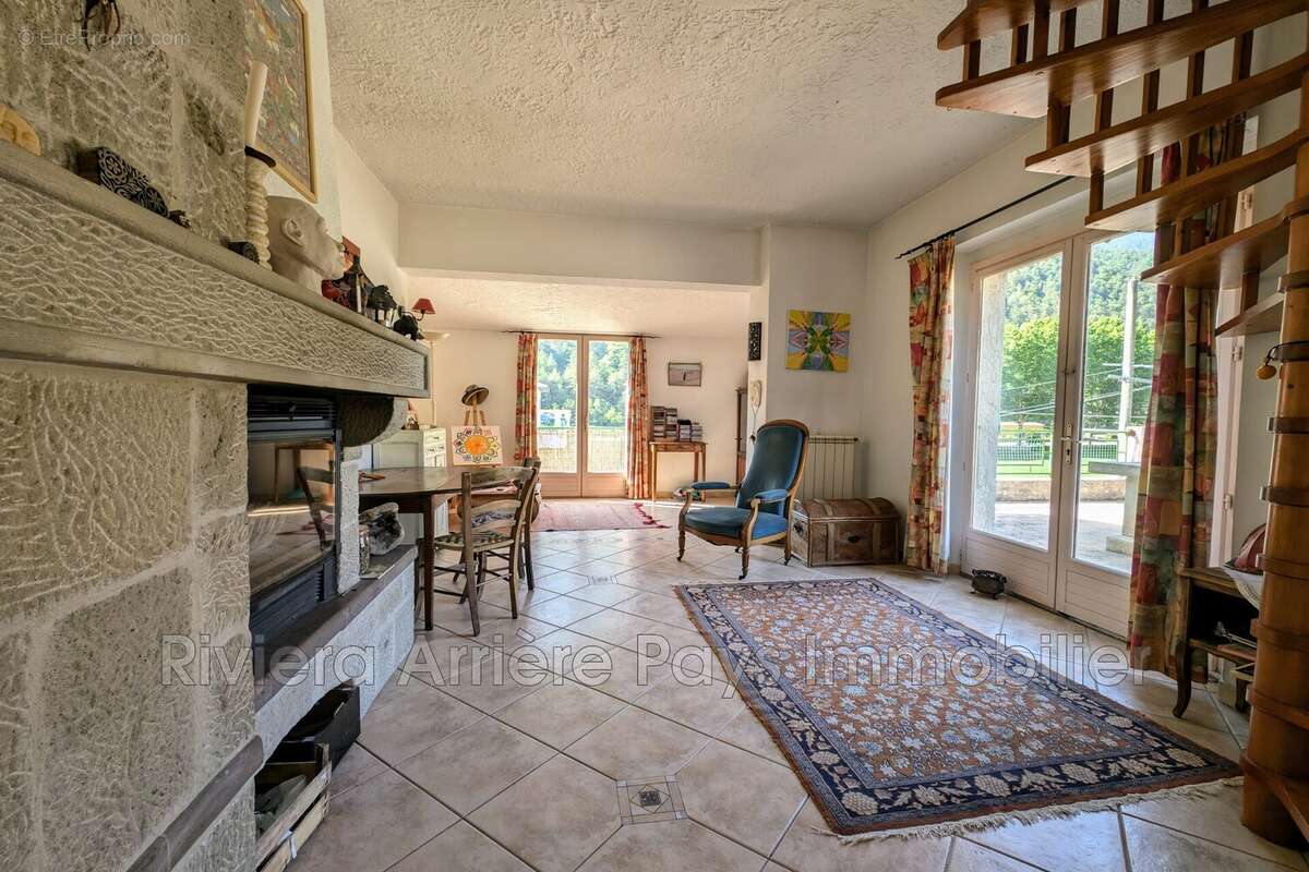 Appartement à PUGET-THENIERS