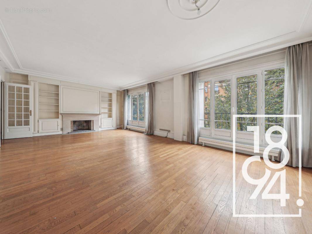 Appartement à PARIS-16E