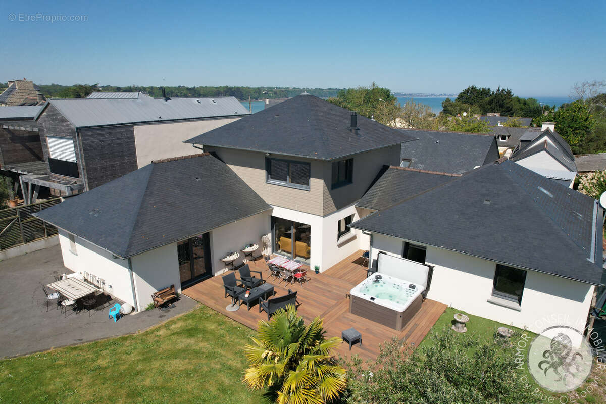 Maison à SAINT-JACUT-DE-LA-MER