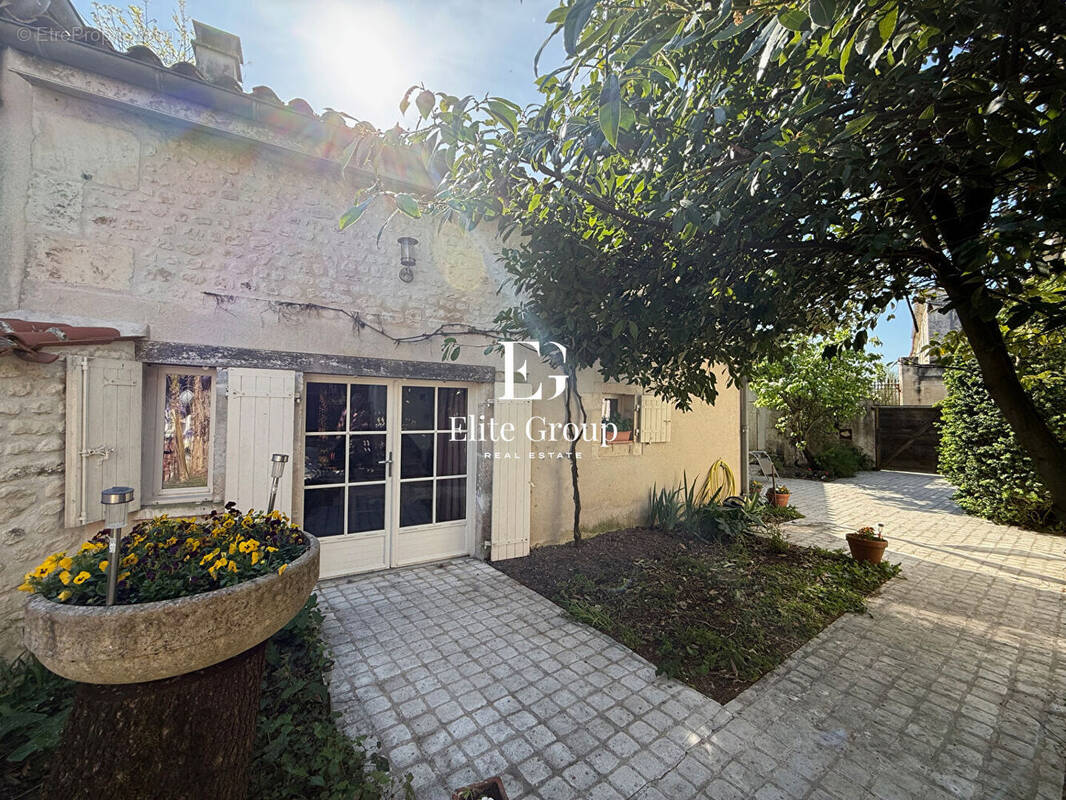 Maison à GENSAC-LA-PALLUE