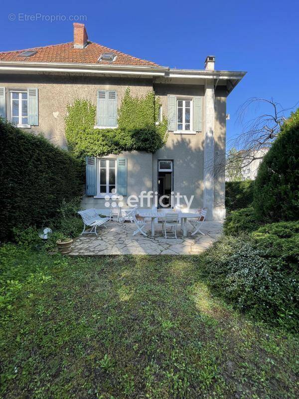 Maison à TASSIN-LA-DEMI-LUNE