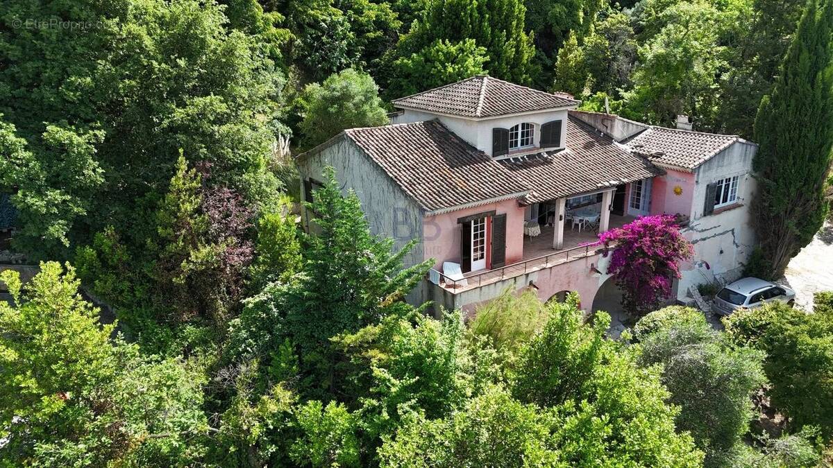 Maison à BAGNOLS-EN-FORET