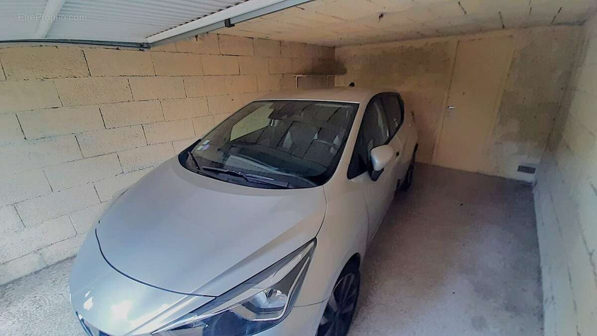 Garage avec cave attenante - Appartement à ANTIBES