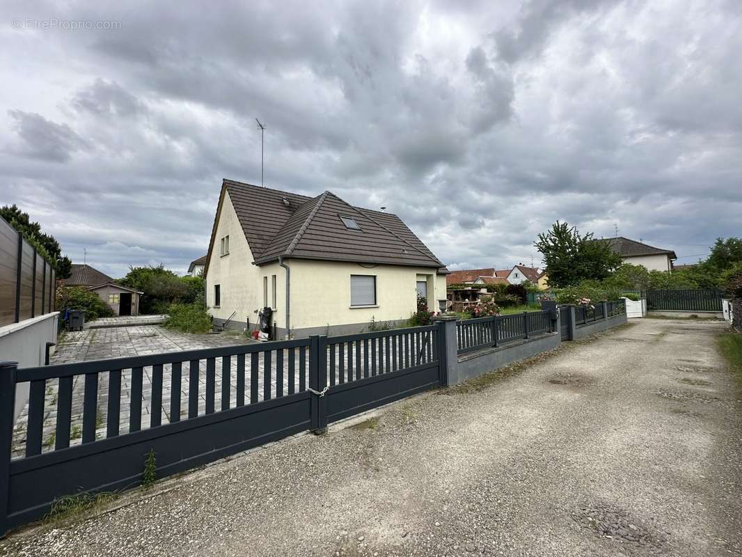 Pignon nord ouest et façade depuis la rue - Maison à OBERSCHAEFFOLSHEIM