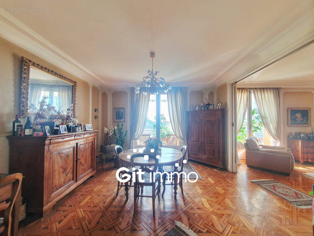 Appartement à MARSEILLE-5E