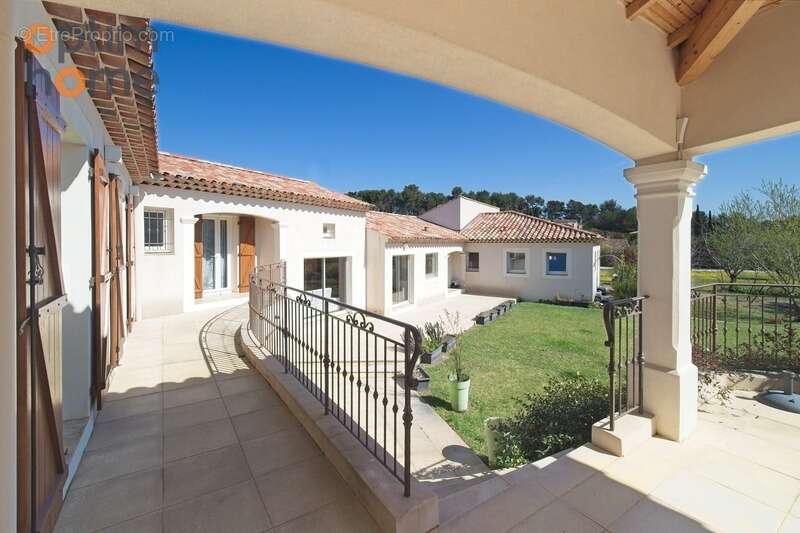 Maison à SIMIANE-COLLONGUE