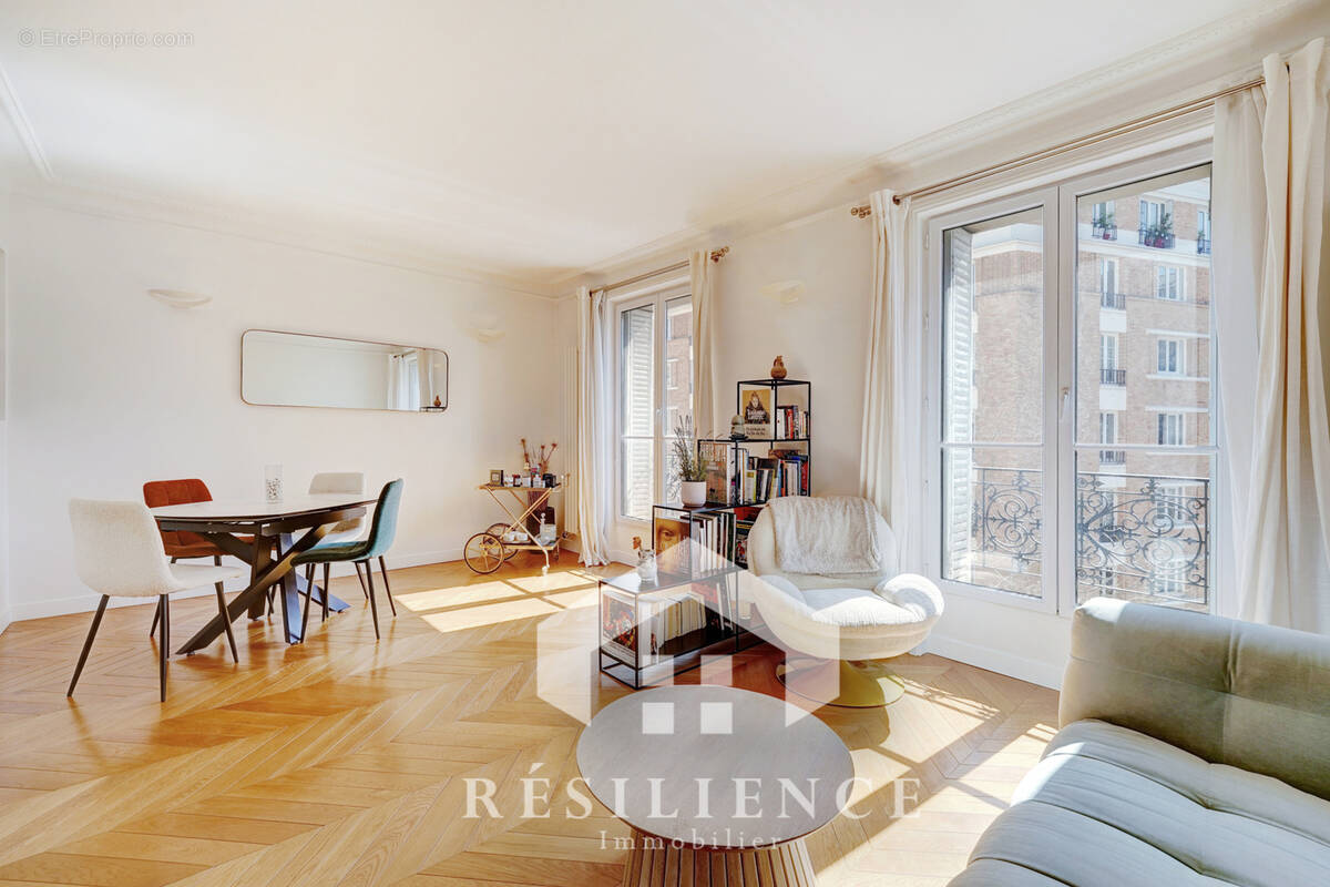 Appartement à PARIS-16E