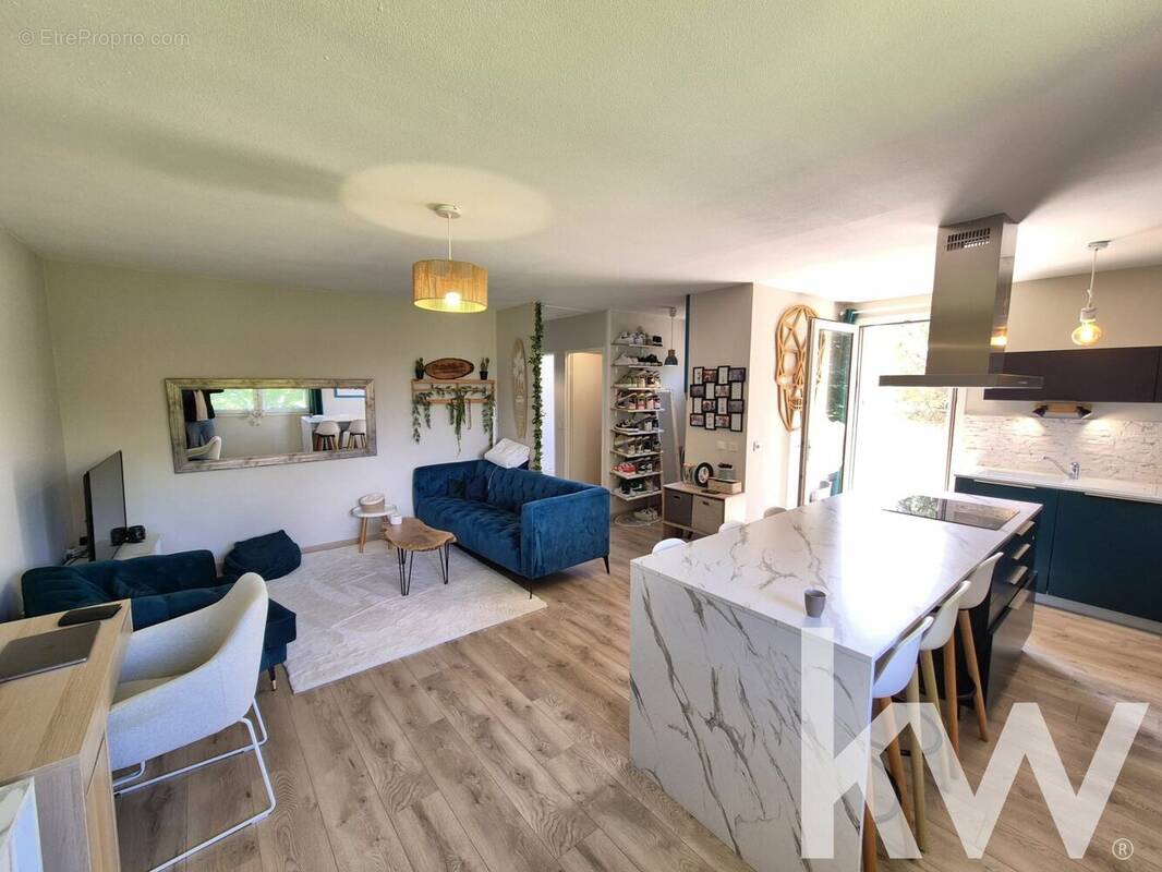 Appartement à PINS-JUSTARET