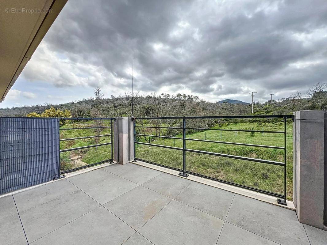 Appartement à ROQUEBRUNE-SUR-ARGENS
