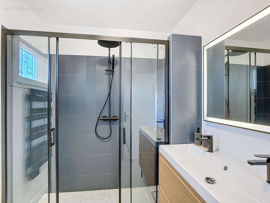 Appartement à SAINT-LAURENT-DU-VAR