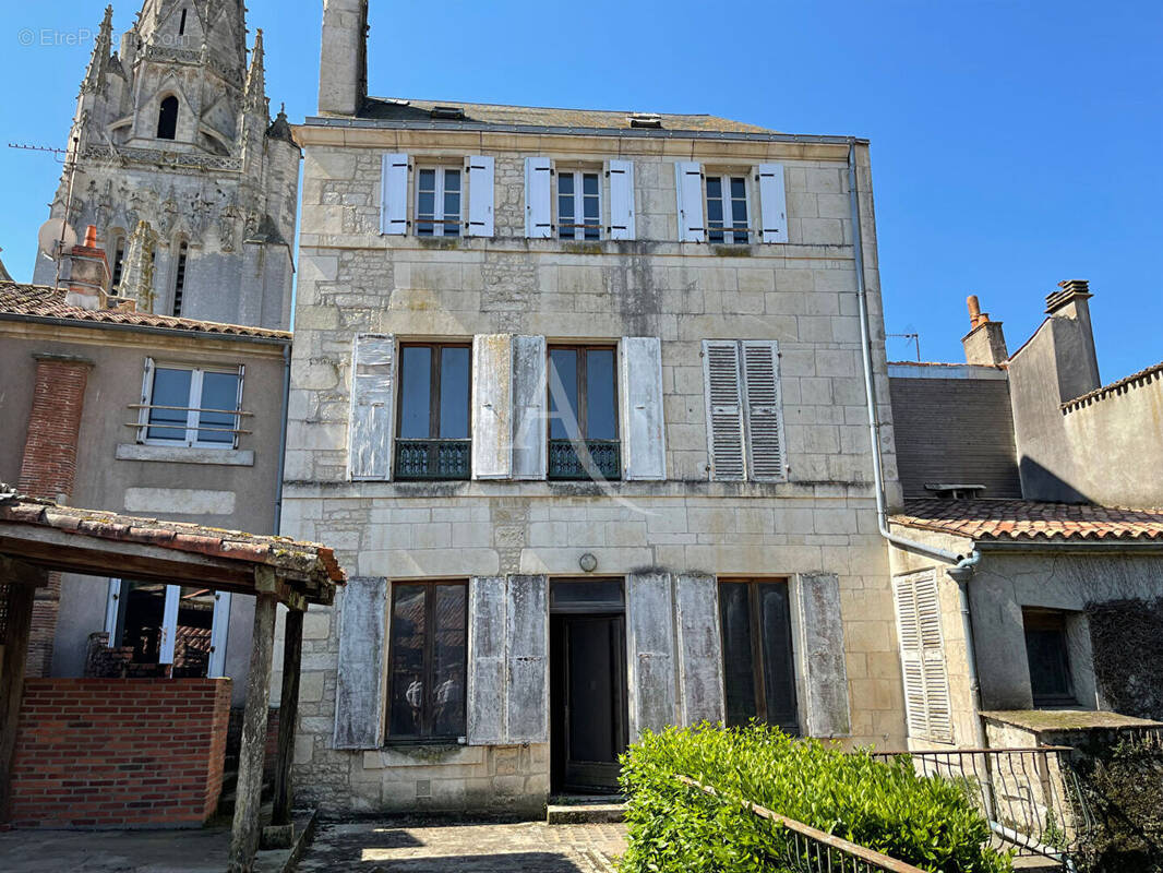 Appartement à FONTENAY-LE-COMTE