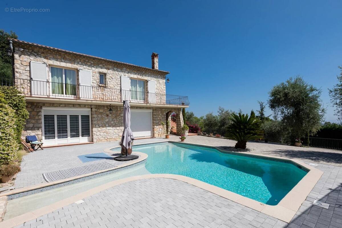 Maison à CHATEAUNEUF-GRASSE