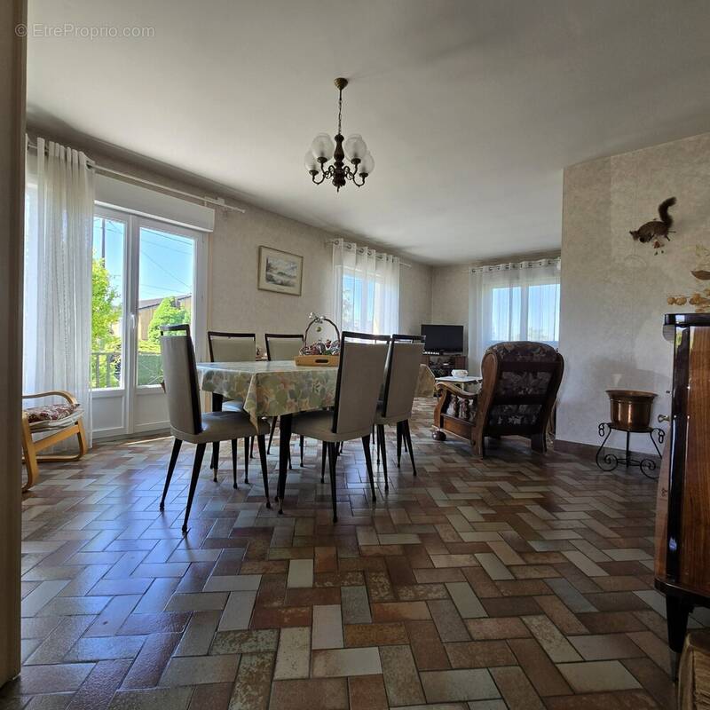 Maison à BAGE-LE-CHATEL
